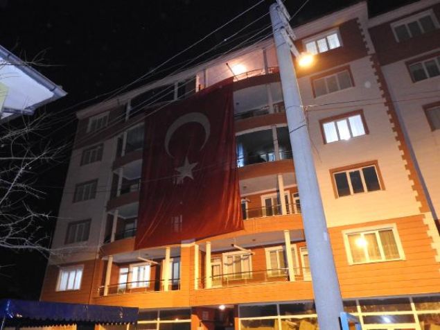 Taziye ziyaretinin ard�ndan gazetecilere a��klamalarda bulunan Alaca Belediye Ba�kan� Eyvaz, �ehidin yar�n memleketine getirilmesini beklediklerini dile getirerek, '�ehidimizi yar�n son yolculu�una u�urlayaca��z. Ailesi ba�ta olmak �zere TSK'm�za ve il�e halk�m�z�n ba�� sa� olsun' diye konu�tu. �ehit Ayg�l'�n, askerlik g�revine ba�lamadan �nce bir �zel �irkette reklamc�l�k i�iyle u�ra�t��� belirtildi. �ehidin 3 karde�i oldu�u, 1.5 y�ld�r ni�anl� oldu�u ve evlilik haz�rl��� yapt��� yaz ba�lang�c�nda da d���n yapaca�� ��renildi.     