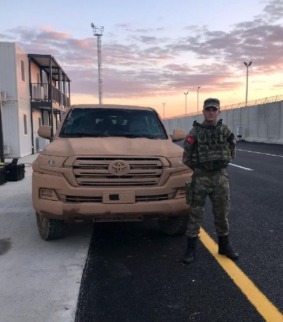 Afrin'deki sald�r�da Uzman �avu� Ali Y�lmaz (25) �ehit oldu. �ehidin, Isparta merkez Bat�kent Mahallesi'nde oturan ailesine �ehadet haberi verildi. �ehidin Isparta merkez Bat�kent Mahallesi O�uz Sitesi'nde oturan babas� Hilmi ve annesi Emine Y�lmaz'a �ehadet haberini askeri yetkililer verdi. Haberin duyulmas�n�n ard�ndan akrabalar ve kom�ular da ailenin evine geldi.    