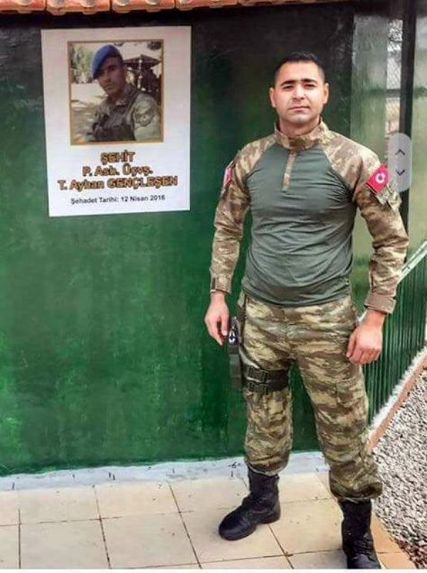 KIRIKHAN'A �EH�T ATE�� D��T�: Kilis'in S�ng�tepe K�y� hudut karakolunun n�bet kulesine at�lan roketin patlamas� sonucu �ehit olan Uzman �avu� Ahmet Bayram'�n (27) ac� haberi memleketi Hatay'�n K�r�khan il�esindeki ailesini yasa bo�du.     