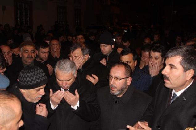 Ac�l� babay� teselli etmeye �al��an Vali Aziz Y�ld�r�m, Afrin operasyonunda askerimizin �ehit d��t���n�n s�yledi. Vali Y�ld�r�m, 'Bu �ehitlerimizden bir tanesi de ilimizden olan F�rat karde�imiz. Allah rahmet eylesin. Hepimiz sab�rla beklemek durumunday�z. Bu vatan i�in pek �ok �ehit verildi. Bundan sonra da gerekti�inde verilecektir. Bundan kimsenin en ufak bir ��phesi olmas�n. Bizi hi�bir �ekilde kimse y�ld�ramayacak, yolumuzdan da d�nd�remeyecekler. Devletimizin alm�� oldu�u karar do�rultusunda da b�t�n askeri ve siviliyle herkes �zerine d��eni yapmakta. Bundan gurur duyuyoruz. �n�allah ter�r �rg�tlerine de bizim s�n�rlar�m�z�n hemen yan�nda bir ter�r �rg�t� devletinin kurulmas�na f�rsat vermeyece�iz. Bunun i�in de elimizden gelen her t�rl� �abay� g�sterece�iz. �ehitlik pahas�na da bunun yapaca��z. �ehitlik bizim i�in �nemli bir makamd�r, peygamberlerden sonra en �nemli bir makamd�r. Onun i�in �ehit olmaktan hi�birimiz korkmuyoruz' diye konu�tu.     