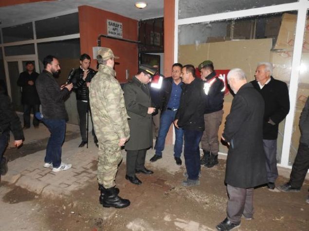 Bir �zel �irkette i��i olarak �al��an annesi Zeynep Ayg�l, o�lunun �ehit oldu�u haberini almas�n�n ard�ndan g�zya�lar�na bo�uldu. �ehidin evine T�rk bayra�� as�ld�. Alaca Belediyesi taraf�ndan evin �n�ndeki soka�a taziye �ad�r� kuruldu. 1.5 y�l �nce g�reve ba�lad��� ��renilen �ehit Akg�l'�n, anne ve babas�n�n ayr� ya�ad���, baba Mustafa Ayg�l��n Bursa�n�n �neg�l il�esinde ikamet etti�i, haberinin ard�ndan �orum�a do�ru yola ��kt��� bildirildi.     