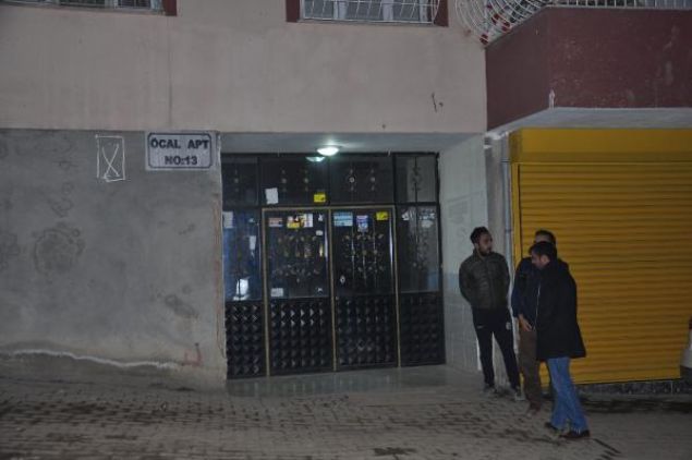 �ehidin, il�ede Avutmu� Mahallesi�nde oturan ailesine �ehadet haberi verildi. �ebinkarahisar Kaymakam� Erdo�an Kany�lmaz, Afrin'de y�r�t�len 'Zeytin Dal� Harekat��nda PKK/PYD�li ter�ristlerce b�lgedeki g�revli tanka d�zenlenen sald�r�da �ehit olan evli ve bir �ocuk babas� Akta�'�n ailesine taziye dileklerinde bulundu.     