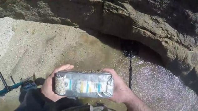 Sahilde her zaman byle aramalar yapan adam, kolye, cep telefonlar, yzkler bulmaya alknd ama bu sefer bulduu paket hepsinden farklyd ve ok heyecanland.      