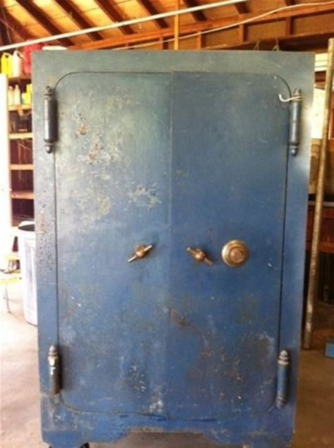 Bykannesinden kalan dolab anca gzlerine inanamad.     