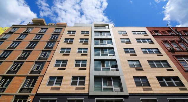 Mmkn olduunca  riski datsnlar, kurumsal tecrbelerden istifade etsinler. lkemizin geleceine  gveniyoruz. Borsamz nmzdeki dnemde yine ciddi getiri vadedecek. Yurt d  yatrmc o kadar analizlerle yatrm yapyor, hala ben rakamlara bakyorum ve  pozitifte srekli. Ocakta ok ciddi anlamda yurt d giri oldu, bu ubatta da  devam edecek. Yerli yatrmclarmz da davet ediyoruz.' 