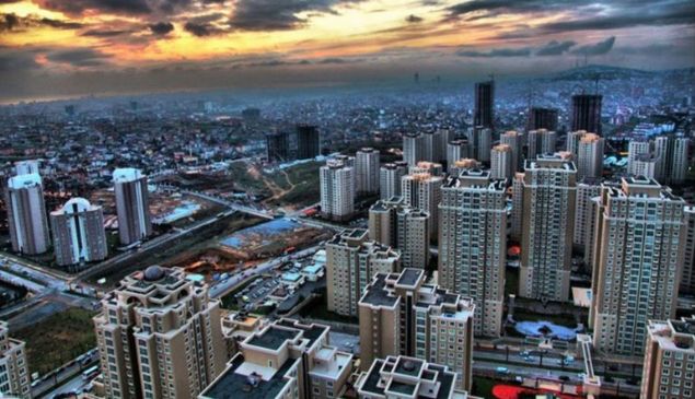 Borsa stanbul Ynetim Kurulu Bakan Himmet Karada, kk yatrmclar sermaye piyasalarna yneltmek iin hem halka ak irket hisselerini yaygnlatrc hem de tevik edici yeni uygulamalar yapacaklarn belirterek, 'Mteahhidin ve TOK`nin 600 bin liraya satt daire borsada 400 bin lira. Buna ramen insanlar ekiniyor.' dedi.   