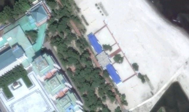 Ancak bu uydu foto�raflar� sayesinde ortaya ��kan ilk gizem de�il! Kom�nist Parti'nin s�k� kontrol� alt�nda d�� d�nya ile neredeyse ba�lant� kurmadan yoluna devam eden Kuzey Kore'nin s�r gibi saklad��� yerle�ke teknolojiye yenik d��m��t�.      �lkenin lideri Kim Jong Un'un 'gizli cenneti' olarak da an�lan, �zel hayat�n� kapal� kap�lar arkas�nda ya�ad��� tesis uydu foto�raflar� ile g�zler �n�ne serildi.  