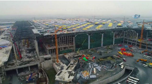 Yzde 78'i tamamlanan yeni havalimannn son durumu havadan grntlendi. Grntlerde havaliman inaatnn hzla srdrld grlrken havalimannn Lale figrl dll Hava kontrol kulesinde de sona gelindi.    