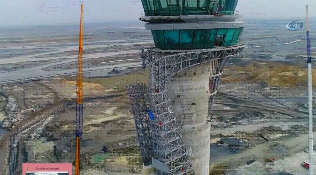   Trkiyede ilk defa bir havalimanna Meteoroloji Kulesi yaplacak    <br><br>     3nc havalimannda ayrca Trkiyede ilk defa bir havalimanna ina edilen Meteoroloji Kulesi yer alacak. Kule, meteorolojik teknik cihazlarn verilerini hava raporlarnda kullanacaklar gibi, ayn zamanda da yeni havalimannda bulunan pistleri gzle grerek de gzlem ve tahmin yapabilecek. Dnyann en byk havalimanlarndan biri olmas planlanan 3'nc havalimannn tm fazlar tamamlandnda 200 milyonu aan yllk yolcu kapasitesine sahip olmas bekleniyor.    