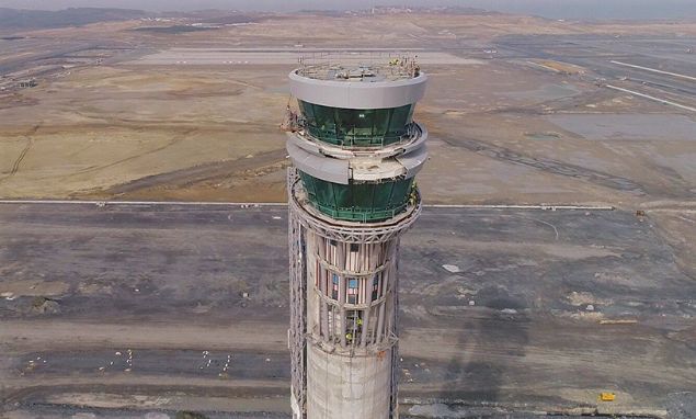 Kulenin camlarnn takld ve iilerin almalarn hzla devam etttii grld. te yandan havaliman inaatnda dev hava kontrol kulesine yardmc olarak yaplacak yeni kule de ilk kez hlas Haber Haber Ajans tarafndan grntlendi. Havadan ekilen grntlerde yapmna devam edildii grlen yardmc kule tamamlandnda 2'inci fazda faaliyet gsteren 3 ve 4 nolu pistlerin uu trafiini desteklemek zere kullanlacak.     