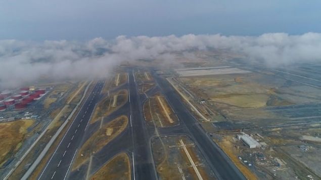 29 Ekimde almas planlanan 3'nc Havalimannda devam eden almalardaki son durum havadan grntlendi. Grntlerde almalarn hzla devam ettii grlrken, Lale figrl dev hava kontrol kulesine yardmc olmak iin yaplan kule de ilk kez hlas Haber Ajans tarafndan grntlendi.      