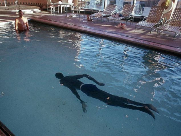   NBA oyuncusu Manute Bol havuzda.      