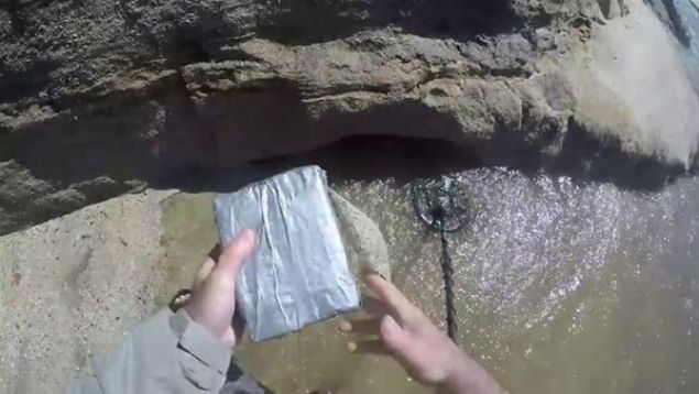  Deniz kenar�nda bir paket buldu.      