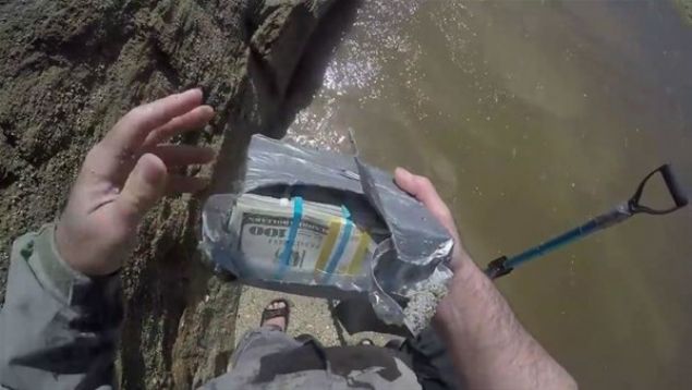  Etraf�na bakt���nda ise hi� kimseyi g�remedi. Paketin i�inden tam 110.000 dolar ��kt�.      