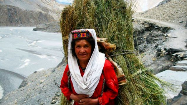 Neeli, salkl ve hayat dolular! Hunza Trkleri ortalama 110 ile 120 yl yayor. Sanki bu dnyadan deil de baka bir gezegenden gelmi gibiler... Peki bilim dnyasn bile akna eviren Hunzalarn uzun yaam srr ne?      