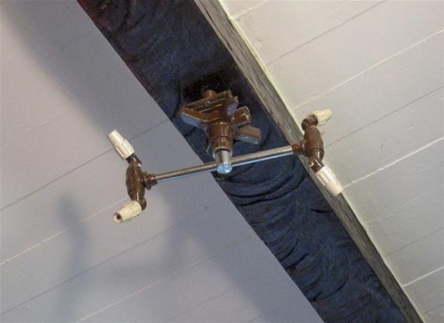    Oda ierisindeki aksesuarlar, kitaplar plastikle sudan etkilenmeyecek biimde kaplanm. Evdeki perde, hal gibi kendi tabirince toz toplayc olan tekstil rnleri de kullanlmam.      