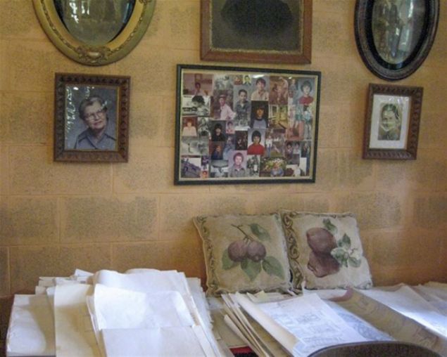     Klozet, kvet ve lavabo kendi kendini basnl su sistemi ile temizliyor. Kitaplarn tozu zel bir sistemle emiliyor; minedeki bir drenaj sistemi klleri topluyor; bulak makinesinde ykanan ve kurutulan kap kacak rayl bir sistemle dolaba yerletiriliyor; ayn ekilde amar makinesi elbise dolab ile birlikte tasarlandndan ykanan ve kurutulan amarlar ayn zamanda dolaba yerlemi oluyor.     