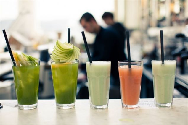 Kendisine k�yafet bakmak i�in evden ��k�p AVM'ye do�ru gidiyordu, evinin yak�nlar�nda bir cafede eski okulundan bir k�z arkada��n� g�rd�. Tek istedi�i selam verip kendi i�ine devam etmekti. K�z arkada��, �otursana biz de kalkaca��z, bir �ay i�er oradan da sana k�yafet bakmaya gideriz. Hem iki k�z sana yard�mc� oluruz' dedi.     