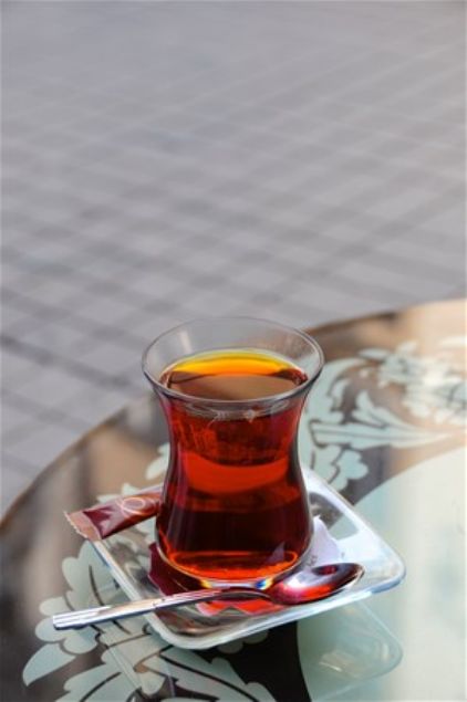 Gen�, �ben �derim' diyerek kasaya gitti. �Bir �ay iki kahve, en fazla 15 lira �derim' dedi i�inden. Garson '53 lira efendim' deyince, talihsiz gencimizin ba��ndan kaynar sular d�k�ld�. �Nas�l olur?'diye garsona sordu�unda waffle da sipari� edildi�ini ��rendi.     