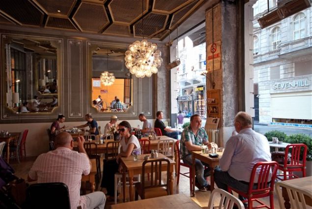 Gen� �ocuk ba��na gelecekleri bilmeden teklifi kabul etti ve bir �ay s�yledi. K�zlar da birer kahve. Eski g�n sohbetleri, gelece�i dair planlar konu�ulurken �nlerindeki i�ecekler bitti. S�ra hesab� �demeye geldi�inde k�zlardan biri �c�zdan�m� evde unutmu�um' dedi. Hikaye de tam olarak bu noktadan sonra ba�lad�.     