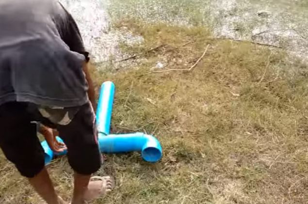  te iki ocuun sadece pvc boru kullanarak yaptklar srad bir balk tutma yntemi...      