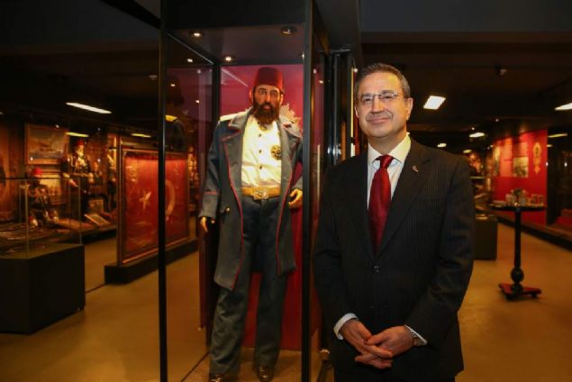 Nejat �uhadaro�lu, 30 senelik bir birikimin Hisart Canl� Tarih ve Diorama M�zesi'ne yans�d���n� aktararak, '(Eserleri) Hem yurti�i hem yurtd���ndaki �zel koleksiyonerlerden, m�zayedelerden topluyorum. Bir k�sm� yurtd���na ka�m�� eserleri al�p getiriyorum veya ka�mak �zere olanlar� �nleyip alm��, T�rk tarih ve k�lt�r�ne kazand�rm�� oluyorum. Bu a��dan da Hisart M�zesi ciddi bir misyon �stlenmi� oluyor. ��nk� maalesef yurtd���na ka�an, ka�makta olan hala �ok tarihi eserimiz var.' �eklinde konu�tu.      