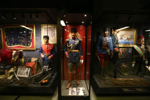 �uhadaro�lu, o d�neme ait y�zlerce eserin de ziyaret�ilerle bulu�aca��n� belirterek, 'San�r�m �u ana kadar (2.) Abd�lhamid'le ilgili yap�lan en geni� kapsaml� sergi oluyor bu. ��nk� bir ay s�recek bu sergi alan�nda 500'e yak�n eser sergileniyor. Abd�lhamid Han 34 ya��nda 34. padi�ah olarak 33 sene bu �lkenin en �nemli, en kritik d�nemine imza atm��, padi�ahl�k yapm�� biri olarak �ok �nemli bir ki�i. O a��dan tarihe olan ilgi ve alakan�n art�r�lmas� ve ge�mi�imizi, tarihimizi �ok daha iyi ��renip anlayabilmemiz i�in b�yle bir sergi a�ma karar� ald�k.' ifadelerini kulland�.      