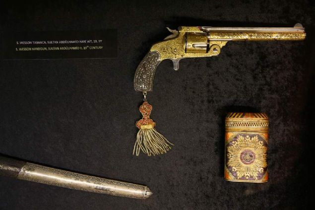 T�rk tarihinde utan�lacak �eylerin yer almad���na i�aret eden �ahin, 'Bu millet gitti�i yere adalet, hakkaniyet, d�zen ve bar�� g�t�rmeye kendini adam��t�r. ��nk� beklenti d�nyevi de�ildir �o�u zaman. Beklenti daha �ok maverad�r, �telerin �tesindedir ve uhrevidir. Onun i�in bildi�imiz emperyal d���nce, Osmanl�'da da Sel�uklu'da da daha �nceki tarihlerimizde de bizim milletlerimizde yer bulmam��t�r.' diye konu�tu      