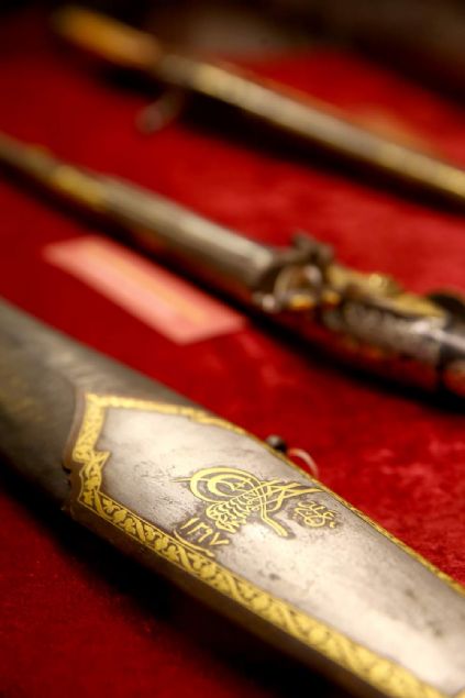 Nejat �uhadaro�lu'nun tamamen kendi imkanlar�yla olu�turdu�u ve farkl�l���yla dikkati �eken m�zede, Sel�uklu d�nemi ile ba�layan, Osmanl�'da 1453 �stanbul'un Fethi ile devam eden ve Cumhuriyet d�nemine uzanan geni� bir yelpazede eserler yer al�yor.      