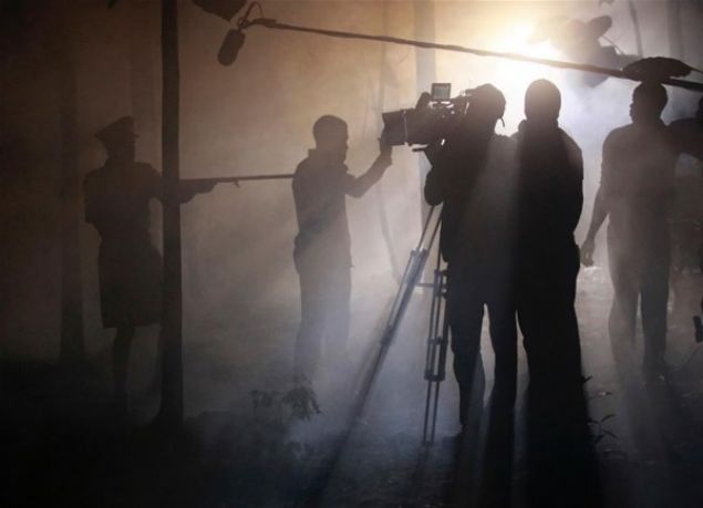  'Nollywood' tamamen batl gazeteciler tarafndan yaratlm, sansasyonel bir kod isim. lk kez 2002de New York Times yazar Matt Steinglass tarafndan kullanld. Ama ksa srede tuttu. Nijeryallar bile sinemalarna Nollywood demeye balad. Kelime insanda Hollywood taklidi bir ey hissi uyandryor. Oysa Nollywoodun Hollywoodla uzaktan yakndan alakas yok.       