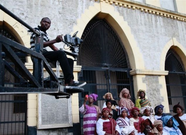  Barol oyuncusu aniden ortadan kaybolabiliyor, en kritik sahne ekilirken yakndaki camiden gelen ezan sesiyle herkes havaya frlyor.      