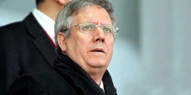                                                                 Camiann ve sar-lacivertli taraftarlarn basks zerine devam etme karar alan Aziz Yldrm, gvenoyu iin 30 Haziran-1 Temmuz 2001de yaplan olaanst genel kurulda tek aday olarak seime girdi ve bakan seildi.                                                              