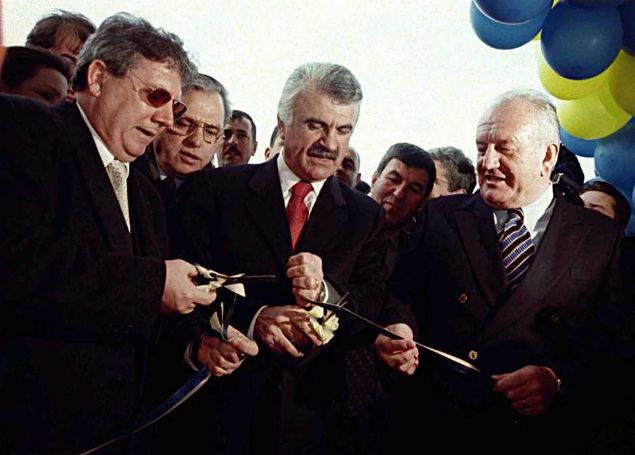                                                                 YAPTIRDII TESSLER DKKAT EKT  Aziz Yldrm, bakanlk dneminde yaptrd tesislerle dikkati ekti. Ali en dneminde Samandrada Futbol A Takm iin balayan tesis inaat, Aziz Yldrm dneminde hzlandrlarak tamamlanrken, yeni ismiyle lker Stad da yenilenerek 50 bin 509 kiilik koltuk kapasitesine karld.                                                            