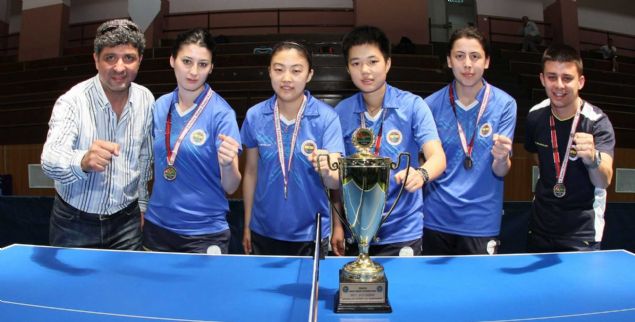                                                                 ST STE GELEN AMPYONLUKLAR<br><br>  Fenerbahe, Aziz Yldrm dneminde masa tenisinde de 3 kez Avrupada kupa kazand.  Fenerbahe Kadn Masa Tenisi Takm, ampiyonlar Liginde 2014-2015 sezonunda ampiyonlua ulat. Avrupa Masa Tenisi Birlii (ETTU) Kupasnda ise sar-lacivertli kadn takm, 2012 ve 2013 yllarnda st ste ampiyonluklar elde etti.                                                                                          