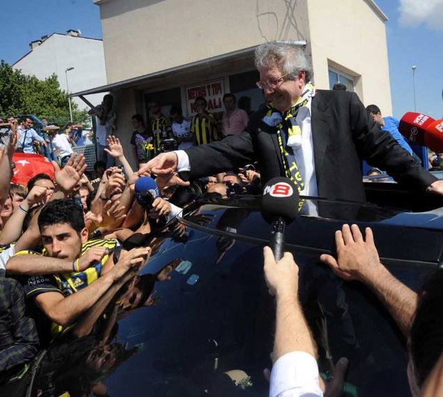                                                                 CEZAEVNDE BAKAN SELD<br><br>  'Futbolda ike davasna' ynelik soruturma kapsamnda, 3 Temmuz 2011de gzaltna alnan ve 10 Temmuz 2011de tutuklanarak Metris Cezaevine konulan Aziz Yldrm, yaklak bir yl tutuklu kaldktan sonra 2 Temmuz 2012de tahliye edildi.                                                            