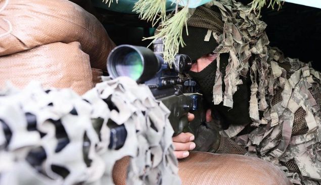 Son Dakika Haberi... TSK tarafndan yrtlen Zeytin Dal Harekat kapsamnda Mehmetik ilerleyiini srdrrken, terristlerin korkulu ryas keskin nianclar da Afrin hattnda operasyona destek veriyor. zel Kuvvetler ve komando birlikleriyle hareket eden zel eitimli keskin nianclar, s noktalar ile oluturduklar gizlenme alanlarnda grev yapyor. Her trl hava artnda at yapabilme kabiliyetine sahip gece gr drbnl silahlaryla grev yapan keskin nianclar, Afrin'e ilerleyen birliklere gven veriyor, terristlere ise korku salyor     