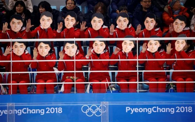 Tezah�rat yapt�klar�nda co�kulu olan k�zlar tezah�rat bitti�inde sessizli�e b�r�n�yorlar ve etraflar�nda ya�ananlara tamamen kay�ts�z duruyorlar. Kaynak: Milliyet     