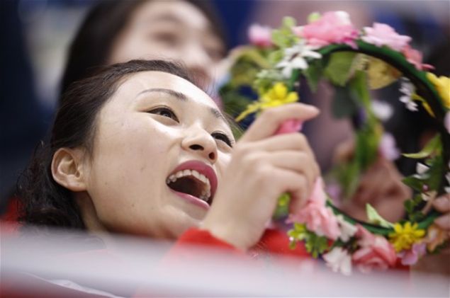 Onlara e�lik eden Kuzey Koreli erkekler ise sigara molalar�n� ��erli gruplar halinde yap�yor.      