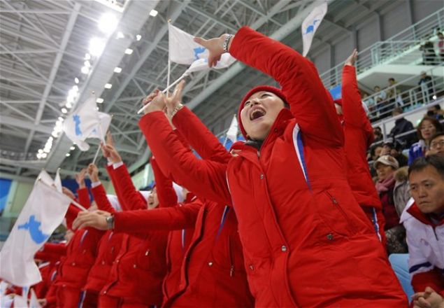 Gittikleri m�sabakalarda ahenkli bi�imde sloganlar at�yor, hep berabere eski Kore ezgilerini s�yl�yorlar.      