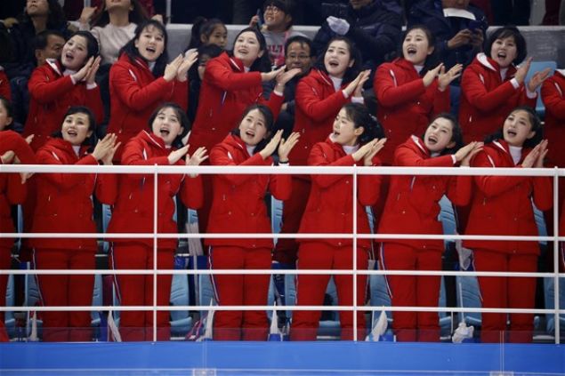 Yemekte k�zlar gruplara ayr�l�yor. Her gruba iki erkek Kuzey Koreli e�lik ediyor. Yemek i�in balo salonuna iki�erli s�ralar halinde ve hizay� bozmadan giriyorlar.      