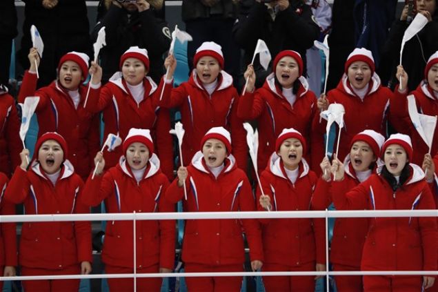 Askeri sistemin hakim oldu�u Kuzey Kore'nin ponpon k�zlar� ayn� renk elbiseleri giyiyor, ayn� �antalar� ta��yorlar.      