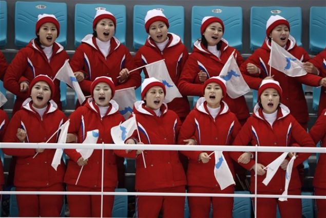 �yle ki hokey ma��nda yap�lan g�zlemlerde tuvalete dahi gruplar halinde gittikleri g�r�ld�.      