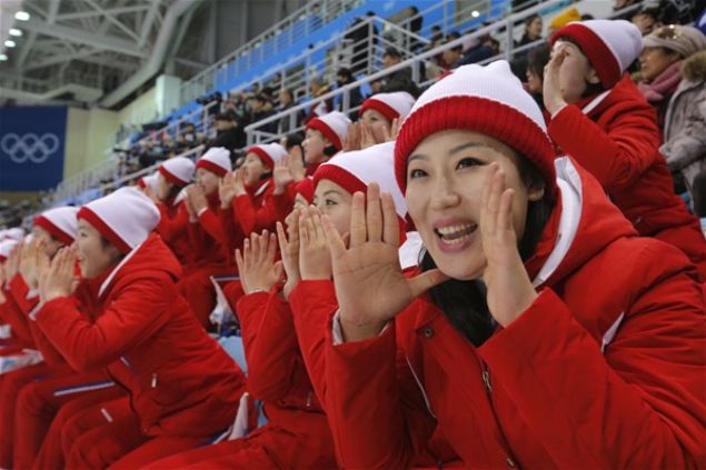 Kuzeyli k�zlar tek ba��na hareket etmiyor. Bir yere gitmeleri i�in en az iki ki�i olmalar� gerekiyor. Ayn� zamanda G�ney Kore h�k�metinden bir g�zlemcinin yanlar�nda bulunmas� �art� var.      