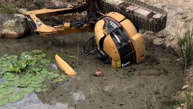   Daniel Miller, Avustralya'nn Sydney kentinin 300 kilometre uzanda kazma makinasn srerken gln kenar kt.3 tonluk kazma makinasyla gle den Miller'a makinann bir paras takld.      