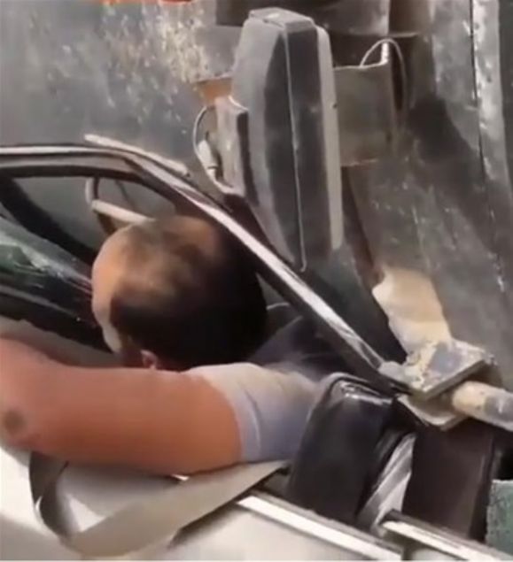  Kaza yerine ulaan kurtarma ekipleri adamn yaadn grnce gzlerine inanamad.       