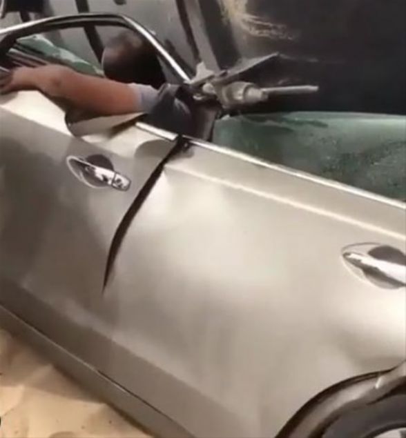  Msrl olduu renilen adam, su tankeri tarafndan neredeyse lmn eiine geldi.        