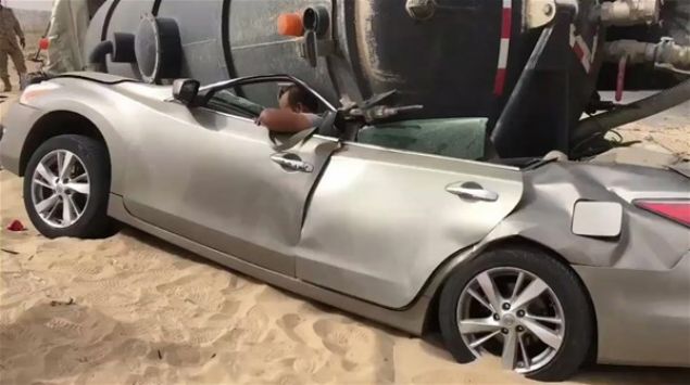 Arabasnn zerine tanker devrilen adam korkun kazadan mucizevi bir ekilde kurtuldu.         