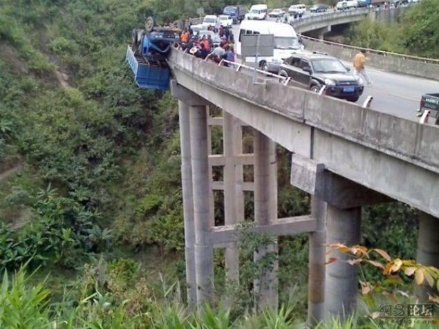    Kamyon yere aklmaktan sadece bir tekerlei sayesinde kurtuldu.      