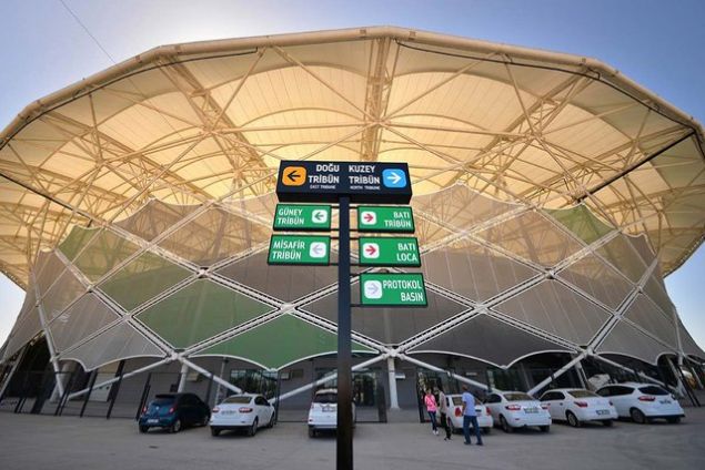 Ge�en y�l Vodafone Park'�n en iyi stat se�ildi�i oylamada bu sene de T�rkiye'den 4 aday var...  <br><br>                                                                  'Stadium Database' isimli site 2017 y�l�n�n en iyi statlar�n� se�iyor. Ge�en y�l yap�lan oylamada Vodafone Park 1. olmu�tu. Bu y�l ise T�rkiye'den 4 stat �d�l i�in aday... 2 farkl� dalda �d�l da��t�lacak. Bir �d�l halk oylamas�yla, di�er �d�l ise 4 ki�iden olu�an j�rinin karar�yla verilecek. Oylama 4 Mart'ta sona erecek. ��te yar��an 27 stat:                                                       