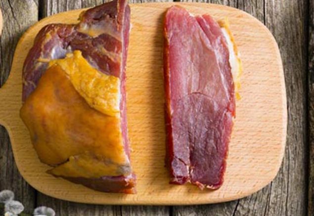 Dana eti ise kan krmz renge sahiptir. Sadece renk kyaslamay yaparak bir etin at ve eek eti mi yoksa dana eti mi olup olmadn anlayabilirsiniz.     